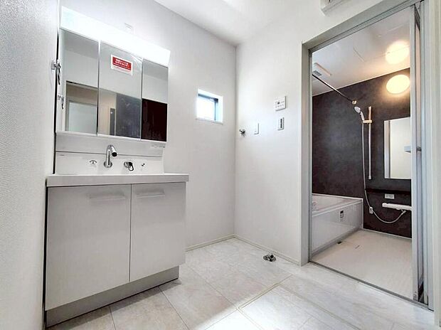 【洗面台・洗面所】１号棟
暮らしを快適にする洗面化粧台収納力と機能性に優れた使いやすい設備で、忙しい朝の身支度もスムーズに♪
水回りの掃除用具などをしまっておくのに便利♪