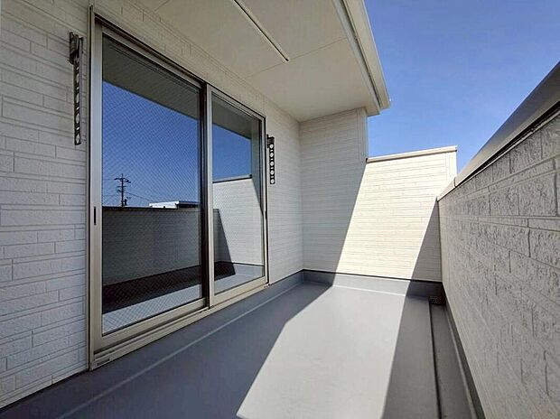 【バルコニー】１号棟
南面バルコニーなので風通しが良く、家の空気が常に新鮮で、室内の採光も良好です♪
奥行きがあるためちょっとした憩いのスペースにもなります♪