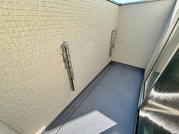 【バルコニー】日当たり良好な南向きのバルコニー♪
家族分の洗濯物もしっかり干せます♪
プライバシーに考慮された設計なので、
お洗濯だけでなく、ちょっとしたリラックスできる空間になりそうです☆