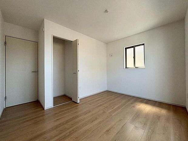 【収納】各居室に収納スペースを設けました!
お洋服をたくさんお持ちの方でもたっぷり収納できます。
お部屋を最大限広くご活用いただけます♪