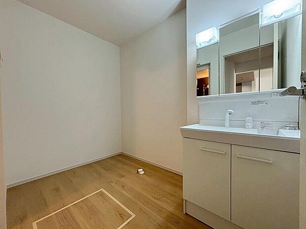 【洗面台・洗面所】暮らしを快適にする三面鏡仕様の洗面化粧台。
収納力と機能性に優れた使いやすい設備で、忙しい朝の身支度もスムーズに♪