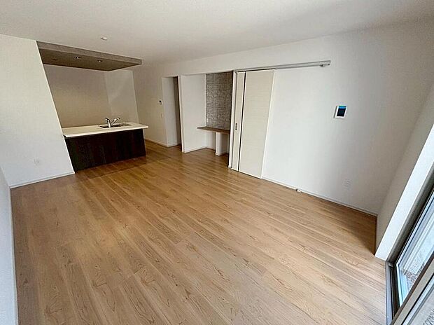 【リビング】陽光ふりそそぐ明るい17帖のリビング。
対面式キッチンは、家事をしながら家族の様子が一目でわかる安心&便利設備♪