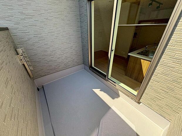 【バルコニー】２号棟
広々としたルーフバルコニー♪
家族分の洗濯物もしっかり干せます。
南向きで日当たりも良く、毎日のお洗濯が楽しくなりそう♪