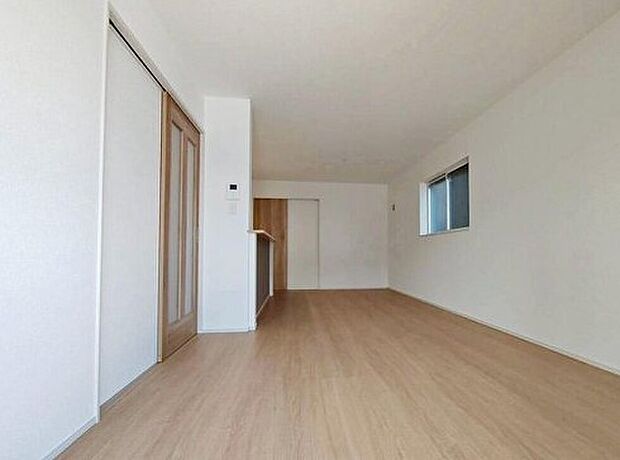 【リビング】2号棟
広々としたリビングは家族の会話も弾みそうです♪