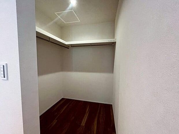 【【ウォークインクローゼット】】大きな荷物も収納可能なスペースです！
季節ごとの入れ替え不要な嬉しい設備
になっています♪

