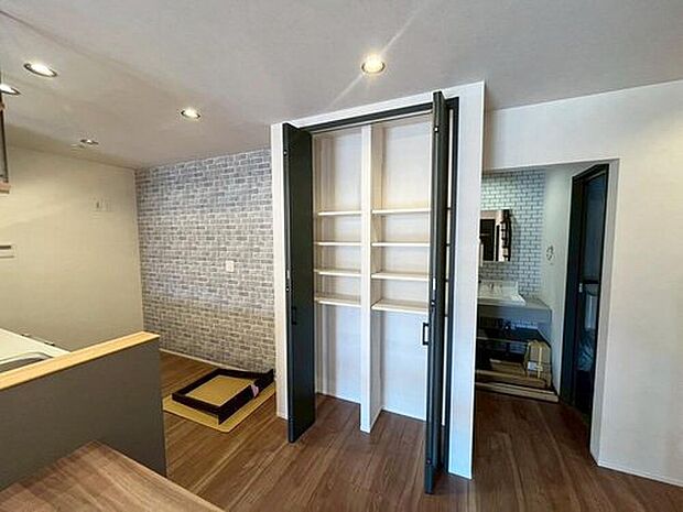 【【パントリー】】料理の効率がアップする理想的なパントリースペース。
調味料や食品ストックをすっきり整理し、キッチンを広々と使えます。
家事動線を考慮した設計で、毎日の暮らしがもっと快適に♪