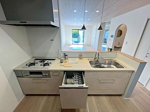 【【システムキッチン】】収納力豊富なシステムキッチン。
大型スライド収納付きで、すっきり片付けやすいキッチンです。
床下収納もついています♪