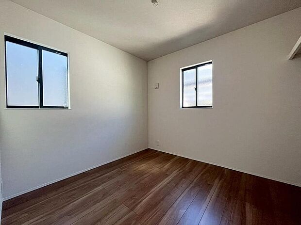 【リビング以外の居室】４号地
２面採光を施した為、晴れの日の日中はいつも明るい室内に。
窓を開放すれば気持ちの良い風が入り込んできます。