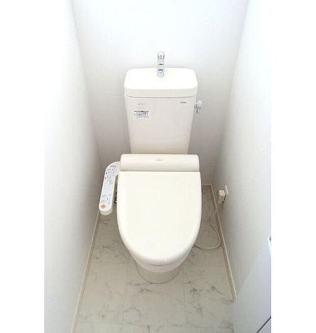 【トイレ】清潔感のある快適なトイレ空間。温水洗浄便座付きで毎日をより快適にサポートします！使い勝手にも配慮された設計で、ご家族みんなが気持ちよく使える、暮らしに嬉しい設備です！