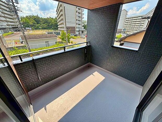 【バルコニー】１号棟
雨の日も洗濯物が濡れる心配のないインナーバルコニー仕様♪
お洗濯だけでなく、ちょっとしたリラックスできる空間にもなりそうです☆