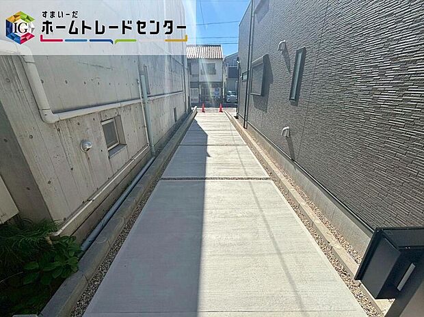 【駐車場】２号棟　駐車スペース
余裕をもって縦列に２台駐車ができる広々とした駐車スペース。
交通量が少なく、ゆとりをもって駐車できます。