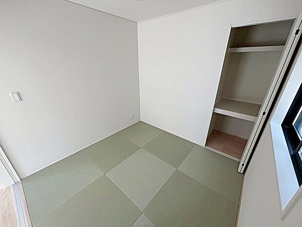 【リビング以外の居室】１３号棟リビング横にある４帖の洋風和室♪ご年配の方の居室や客間としても大活躍です♪収納スペースも充実！窓を開放すれば気持ちの良い風が入り込んできます。新鮮な空気の中で生活できます。