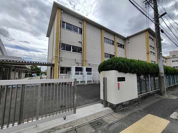 尾張旭市立旭中学校（約2,100m）