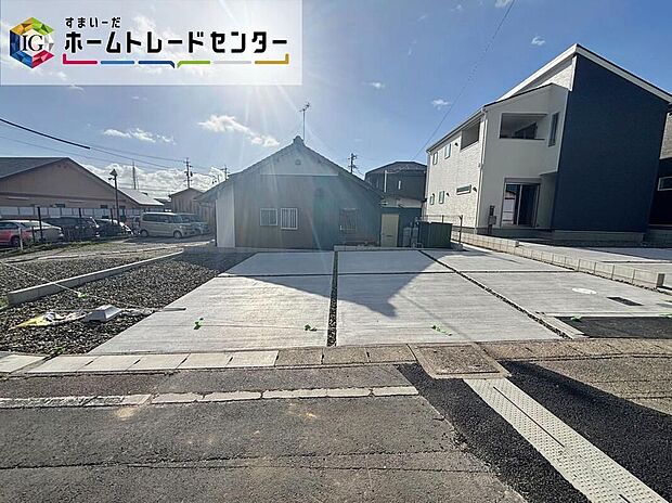 【駐車場】3号棟 駐車スペース並列4台駐車可能な広々としたスペースを確保しました☆来客時も安心です♪セカンドカー用にされてもいいですね♪交通量が少なく、ゆとりをもって駐車できます。