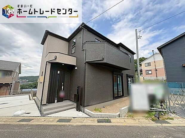 【現地外観写真】システムキッチン、浴室乾燥機、床下収納、三面化粧台など暮らしを豊かにする設備が整っています!