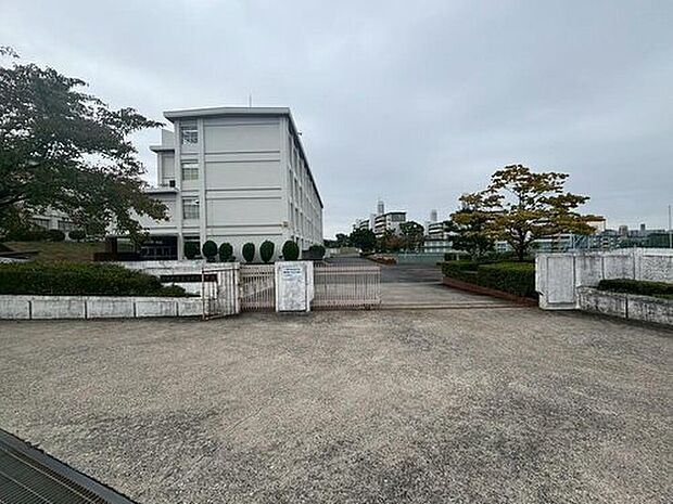春日井市立岩成台中学校(約800m)