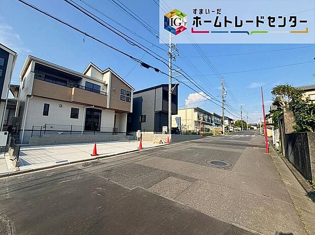 【前面道路含む現地写真】前面は、交通量の少ない東側約6m・南側約8mの道路です。お車は並列4台駐車可能で、ゆとりがあり、駐車も落ち着いて行える環境になっています。
