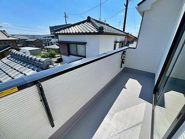 【バルコニー】日当たり良好な南向きのワイドバルコニー♪
家族分の洗濯物もしっかり干せます♪
お洗濯だけでなく、ちょっとしたリラックスできる空間になりそうです☆
