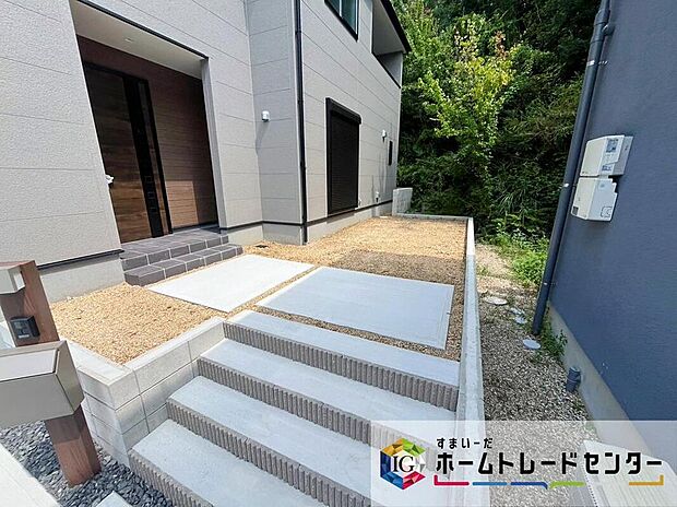 【庭】お庭スペース☆
日当たり良好な南向きのお庭がございます♪
マンションには無い、戸建てならではのメリットです♪
好きなお花でお庭をいっぱいに!お子様やペットの遊び場にも♪