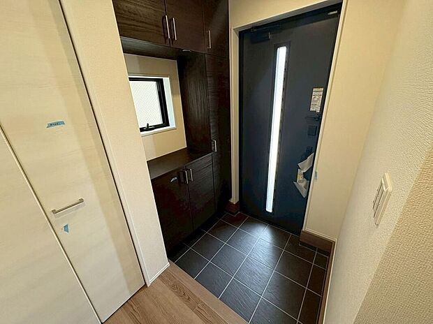 【玄関】清潔感溢れる、白を基調とした玄関。下駄箱収納＆廊下収納付きで便利です♪散らかりがちな玄関もすっきりと片付きます。