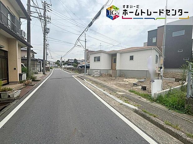 【前面道路含む現地写真】瀬戸市安戸町の平屋　限定１棟
内装完成しました☆ご案内可能です♪
前面は、北東側約３．９５ｍ・北西側約６．６４ｍの道路に接道しています。
お問い合わせはお気軽に、ホームトレードセンター株式会社まで！