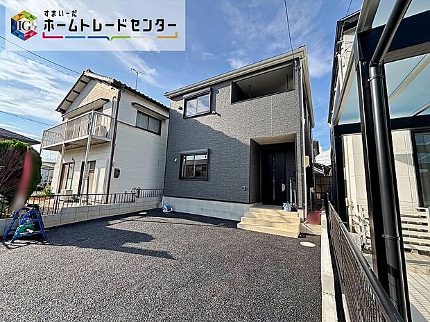 【現地外観写真】南側約6m公道に面した2階建ての外観。舗装された前面スペースは並列2台駐車可能で、階段を上がった先に玄関を配置しています。