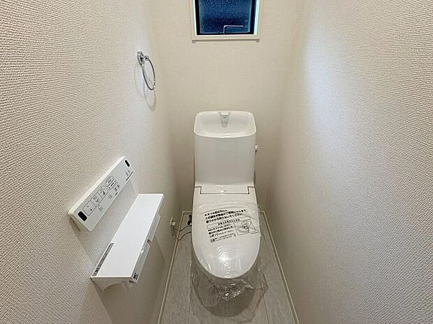 【トイレ】2号棟1階と2階の廊下にトイレがあり、朝の忙しい時間帯にトイレ待ちのストレスを軽減できます♪階段を上り下りする手間が省けて、安全で快適に利用可能です♪