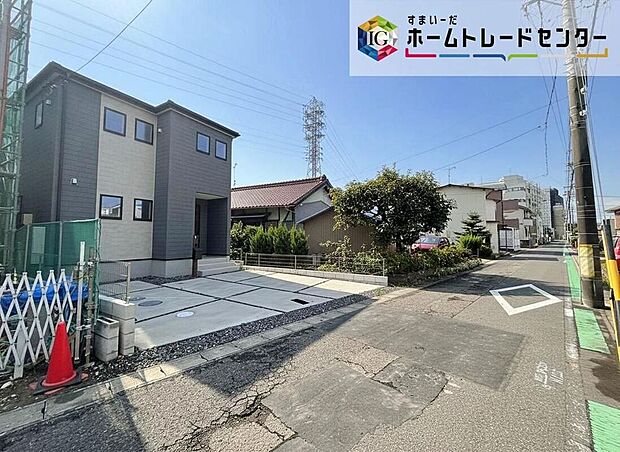 【前面道路含む現地写真】前面は、北西側約５．３ｍの道路に接道しています。ゆとりがあり、落ち着いて駐車が可能です。お問い合わせはお気軽に、ホームトレードセンター株式会社まで！