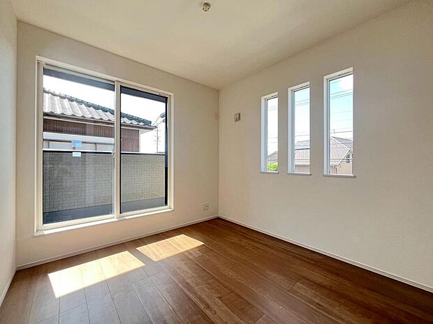 【リビング以外の居室】バルコニーに直接アクセスできる居室です!
室内の空気を効率よく入れ替えることができ、夏場や湿気の多い時期には便利です♪