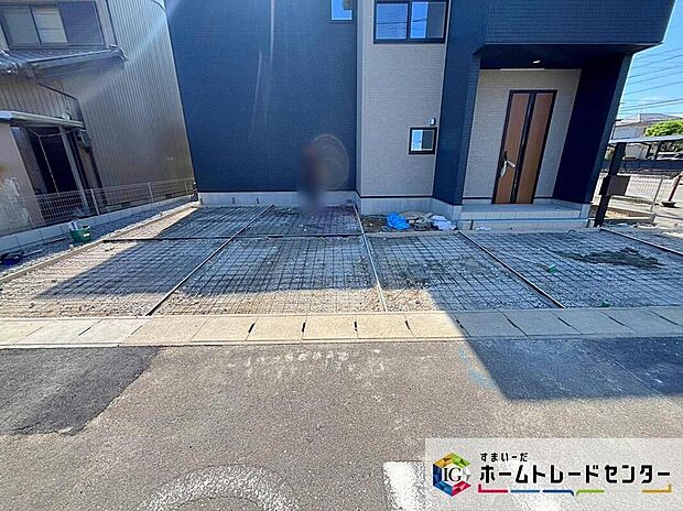 【駐車場】3台駐車可能なスペースを確保しました☆
来客時も安心です♪
セカンドカー用にされてもいいですね♪
交通量が少なく、ゆとりをもって駐車できます。
駐車が必要ないスペースは他の用途多数!