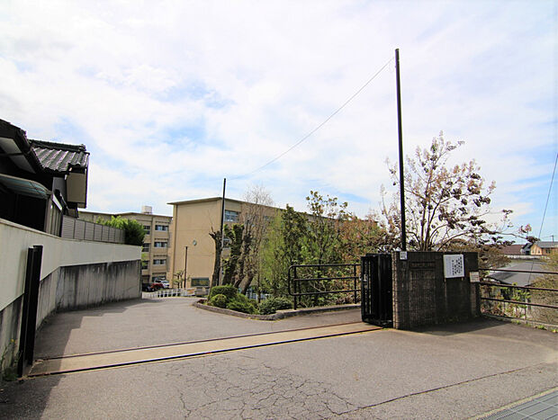 甲山中学校（約1,100m）