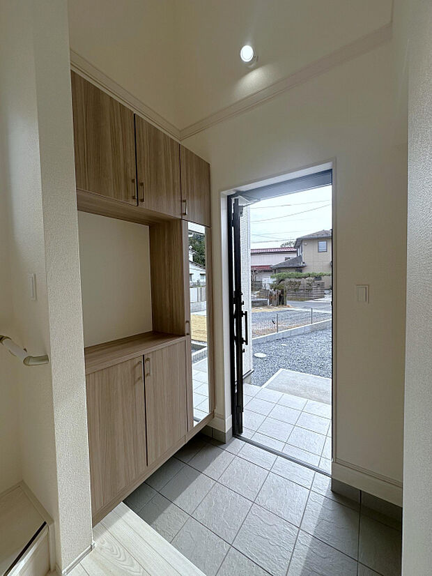 玄関　お出かけ前に嬉しい姿見付き！