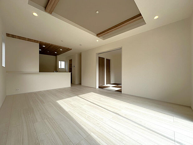 リビング　折上天井で高さを出し、開放感をプラス◎