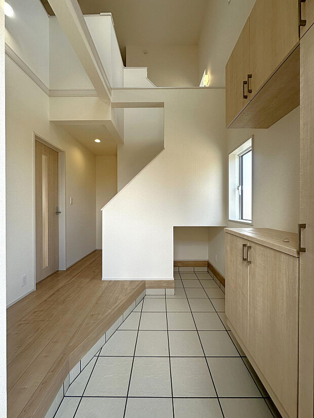 玄関　玄関吹抜採用！柔らかな光が差し込みます◎