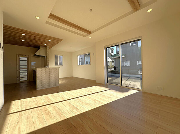 【リビング】折上天井で高さを出し、開放感をプラス！