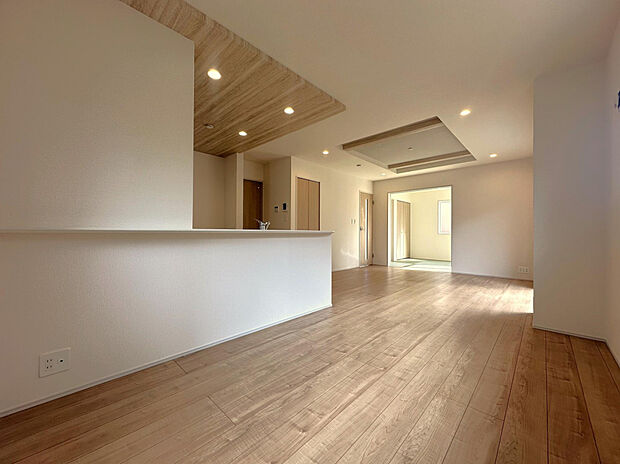 【リビング】折上天井で高さを出し、開放感をプラス！