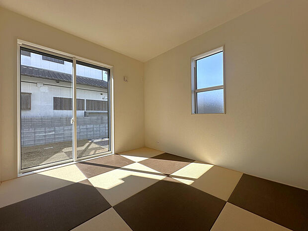 【和室】玄関廊下からも出入り可能な和室♪