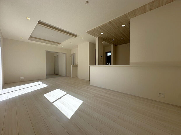 【リビング】約19帖のリビングは折上天井で高さを出し、開放感をプラス！