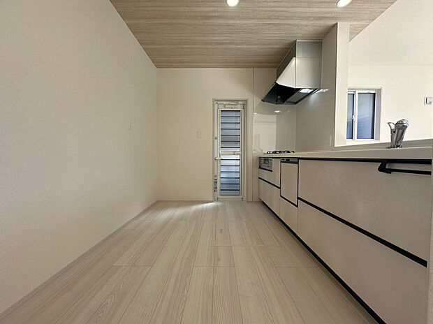 【キッチン】家族全員での料理もできる広さです♪ゴミ捨てに便利な勝手口あり◎