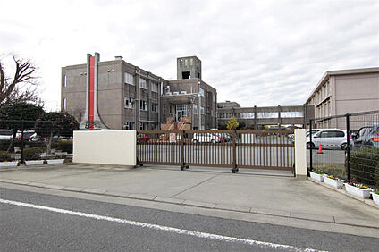 緑岡小学校 663m