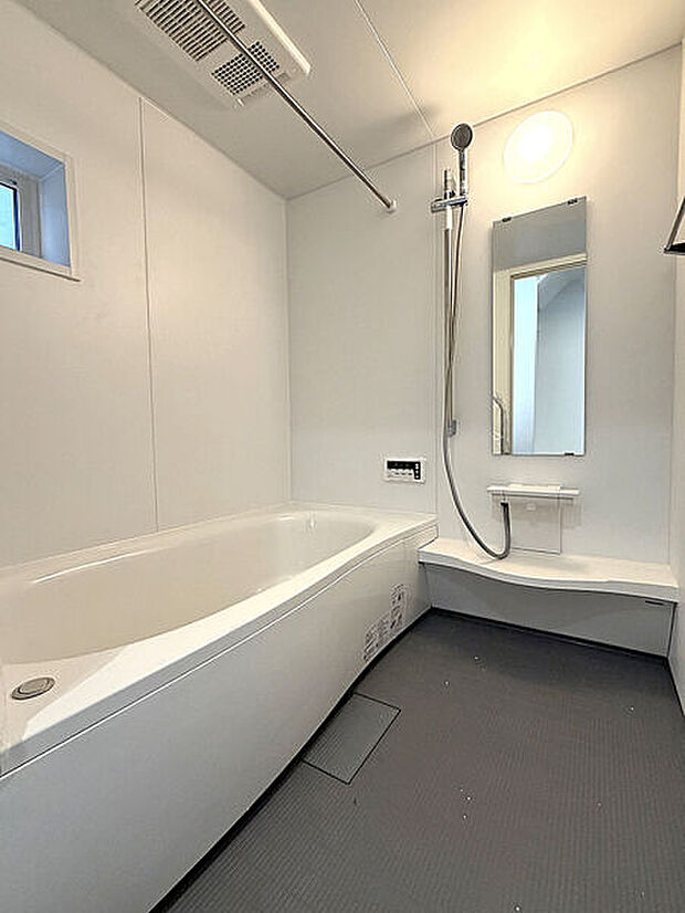 【浴室】■バスルーム(3号棟)■
足をのばしてゆっくり寛ぐことのできる浴室。お子様と一緒に入ってもゆとりがあります♪