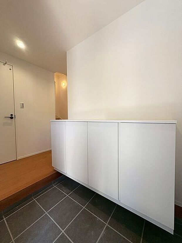 【玄関・エントランス】■玄関(2号棟)■
棚の上を活用できるシューズボックスはお花や写真を飾ったりできて華やかな印象に!