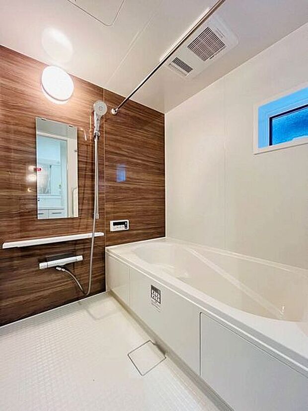 【浴室】■バスルーム(4号棟)■
1日の疲れを癒すバスルーム。足を伸ばしてゆっくり湯船につかることができます♪ゆとりある広さのため、お子様とのくつろぎ時間にもピッタリです!