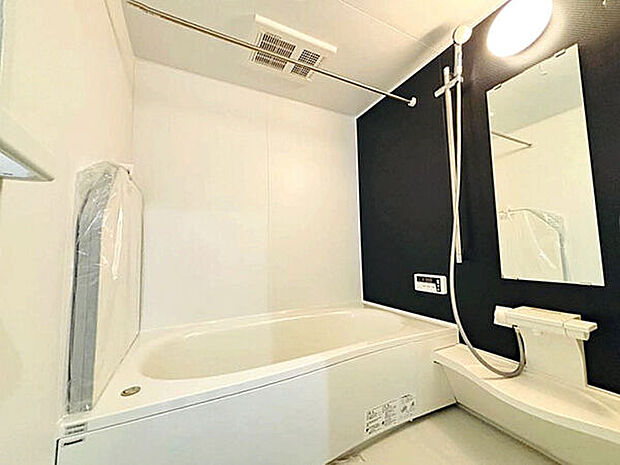 【浴室】■バスルーム(4号棟)■
1日の疲れを癒す広いバスタブ。足を伸ばしてゆっくり湯船につかることができ、お子様と一緒に入ってもゆとりがあります◎雨の日や、風の強い日も洗濯物を乾かせる便利な浴室乾燥機付き!