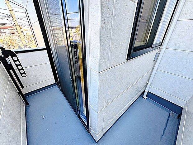 【その他内観】■バルコニー(2号棟)■
L型バルコニーはスペースが広く、お洗濯物をたっぷり干せます。シーツやお布団などの大きなものも楽々干せて、ふかふかのお布団に包まれる就寝時間が待ちきれなくなりそうです*。+