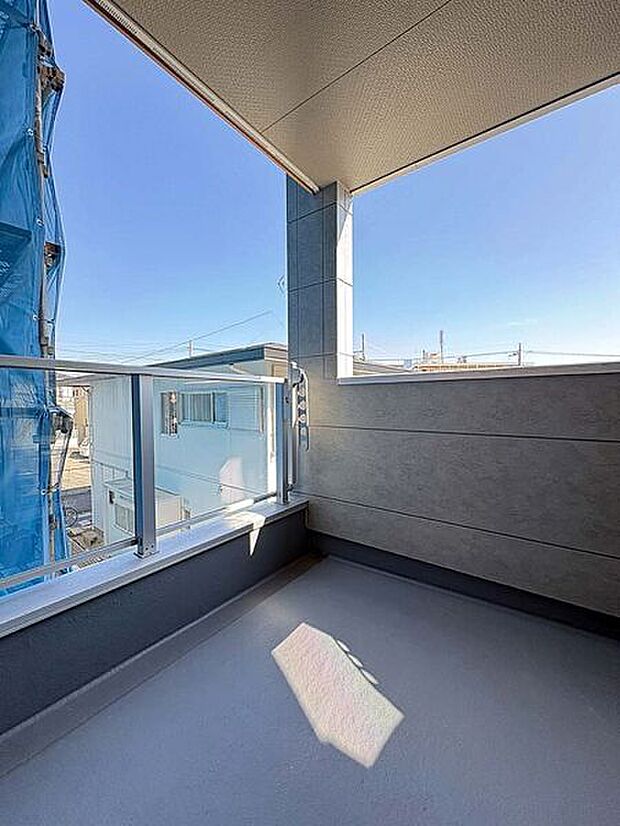 【その他内観】■バルコニー(2号棟)■
日当たりが良い南向き×家族のお洗濯物を一気に干せるワイドタイプのバルコニー!お布団やシーツなどの大きなものも楽々干せます◎