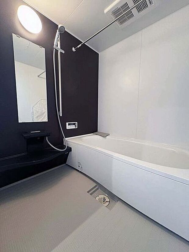 【浴室】■バスルーム■
1日の疲れを癒す広いバスタブ。足を伸ばしてゆっくり湯船につかることができます。お子様と一緒に入ってもゆとりがあるのがうれしいですね♪