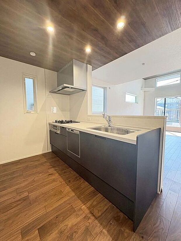 【キッチン】■キッチン(1号棟)■
節水や手荒れ予防になる食洗機付き。家事の時短にも繋がり、より長くご家族との時間をお過ごしいただけます♪	
