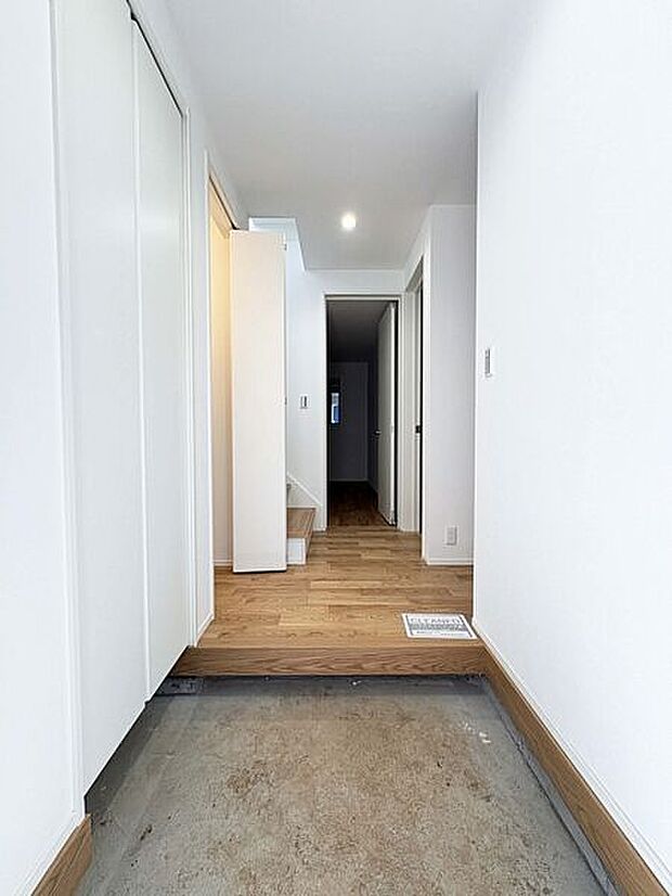 【玄関・エントランス】■玄関(4号棟)■
白で統一された清潔感を感じられる玄関は、訪れる人に好印象を与えてくれます☆ベビーカーや雨具もすっきり収納できるシューズインクローゼット付！