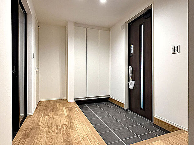 【玄関・エントランス】■玄関(1号棟)■
来客時も困ることがない、広めの玄関♪たくさんの荷物を持って帰宅してもストレスフリー!トール収納には家族の靴をたっぷり収納することができ、玄関をきれいに保てます。